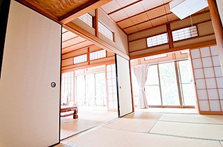 襖・障子張替 承っております。
